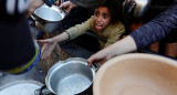 Niños palestinos piden ayuda humanitaria en Gaza. Foto: Reuters.