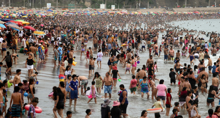 Playas abarrotadas por las altas temperaturas. Foto: Reuters