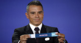 Javier Saviola con la bolilla de Argentina en el sorteo de fútbol de los Juegos Olímpicos 2024. Foto: EFE.