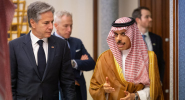 Antony Blinken con el ministro de Asuntos Exteriores saudí, Faisal bin Farhan al Saud. Foto: REUTERS.