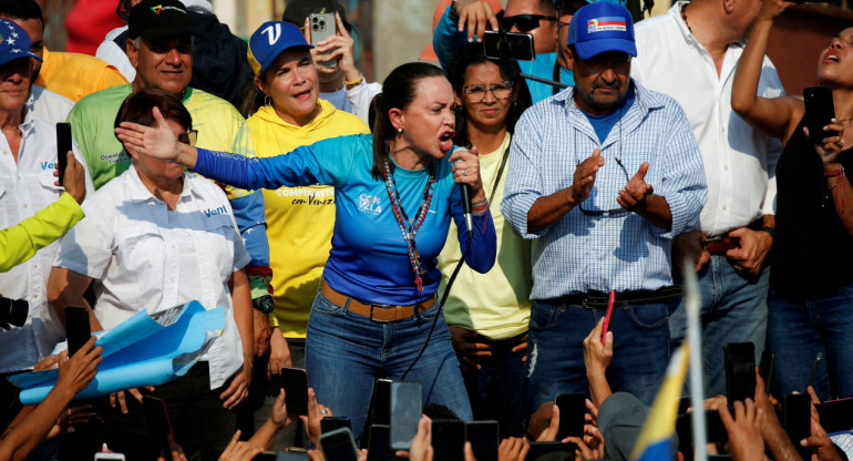 Los fanáticos del partido Vente Venezuela escuchan a Corina Machado. Foto: Reuters