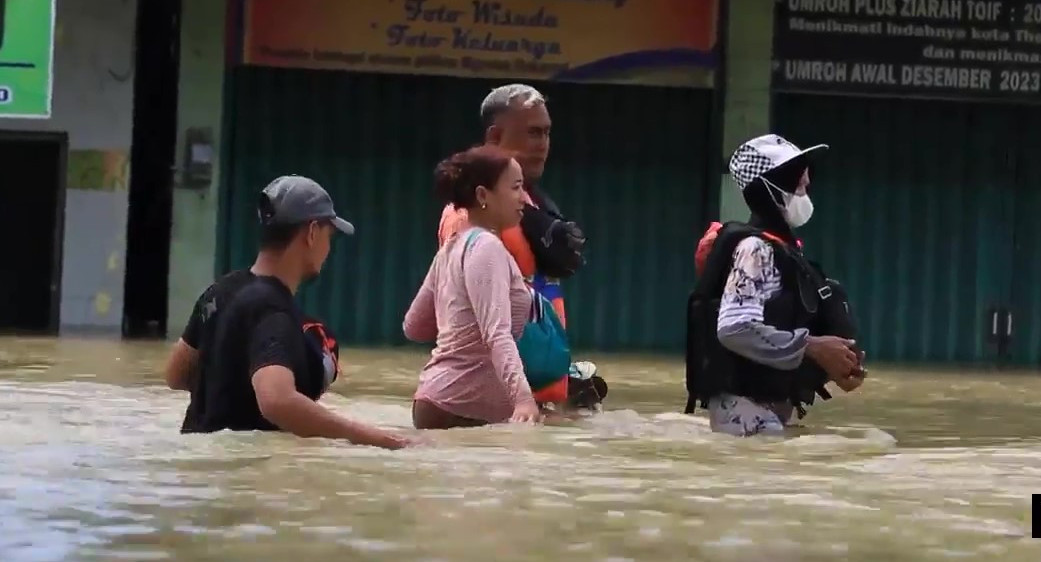 Miles de evacuados por inundaciones en Java, Indonesia. Foto: Captura de pantalla/ Viory.