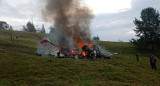 La avioneta ambulancia prendida fuego. Foto: EFE.