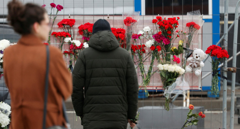 Homenaje a las víctimas del tiroteo en Moscú. Foto: REUTERS.