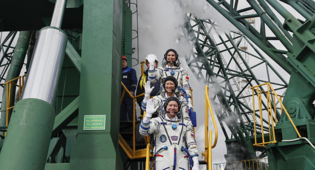 Tripulantes de la nave rusa Soyuz MS-25 rumbo a la Estación Espacial Internacional. Foto: EFE.