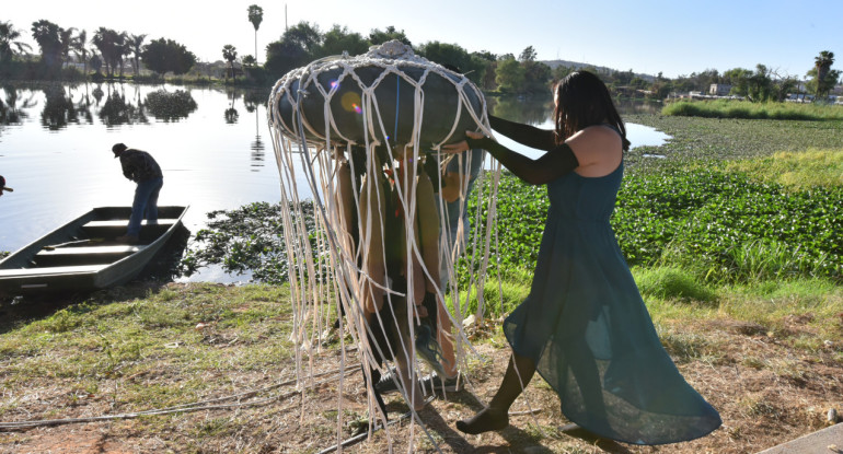 Activistas mexicanas crean una "medusa" con cabello humano. Foto: EFE