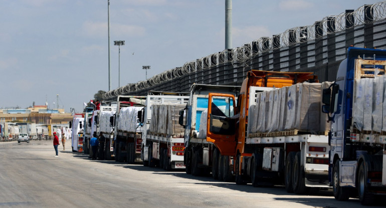Camiones con ayuda humanitaria para Gaza. Foto: Reuters.