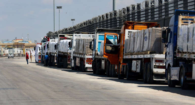 Camiones con ayuda humanitaria para Gaza. Foto: Reuters.