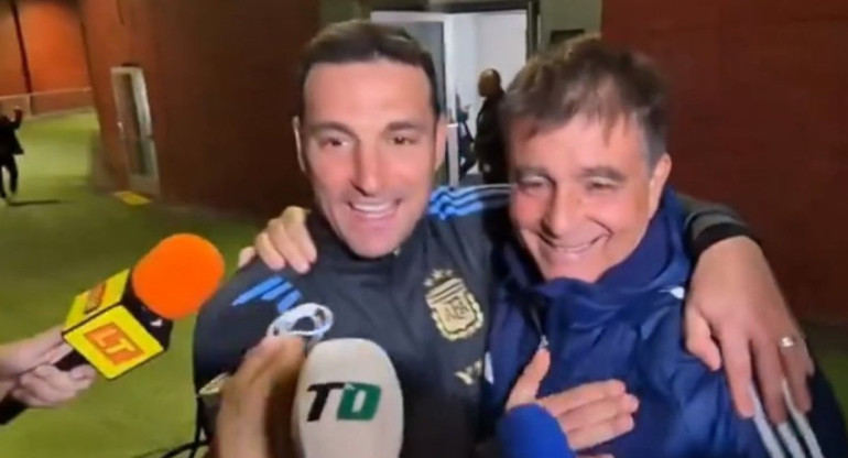 Lionel Scaloni y Claudio Vivas tras el amistoso de la Selección ante Costa Rica. Foto: Captura de video.