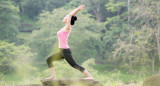 Mujer practicando yoga. Foto: Reuters, Alamy