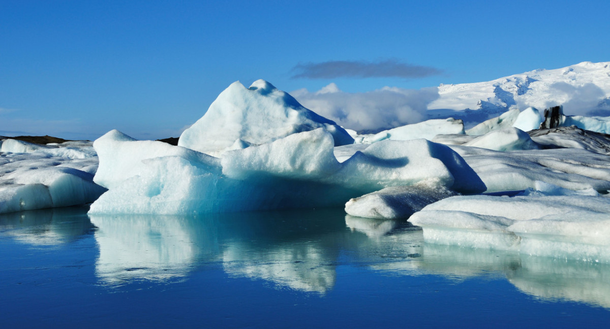 Icebergs azules flotando en Islandia. Foto: Reuters, Alamy