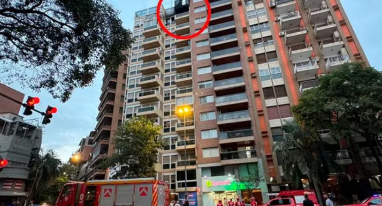 Edificio de Córdoba desde donde se tiró un estudiante al incendiarse su departamento. Foto: Gentileza Cadena 3.