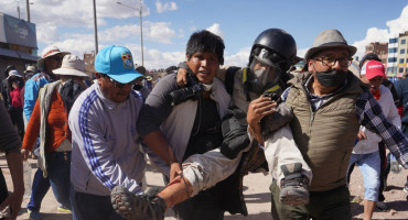 Ataque a periodistas en Perú. Foto: EFE