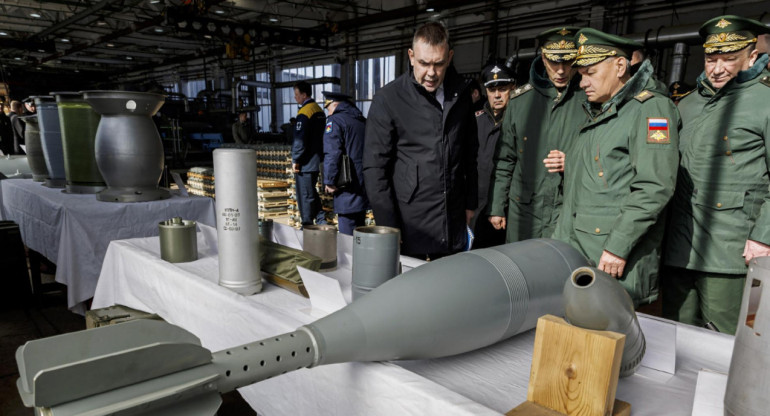 Shoigú visitó una fábrica militar en Siberia. Foto: EFE.