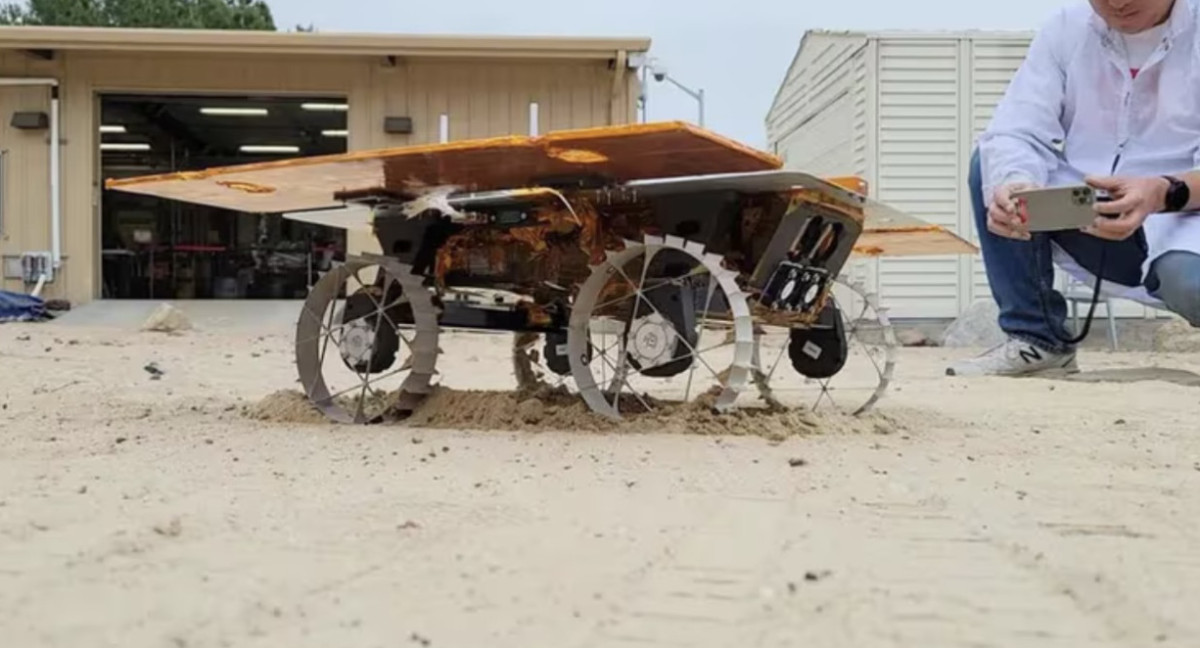 Mini Explorers: These are the robots that NASA sends to explore the surface of the Moon.