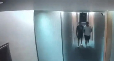 Dos jugadores de Vélez saliendo de la habitación. Foto: captura de pantalla