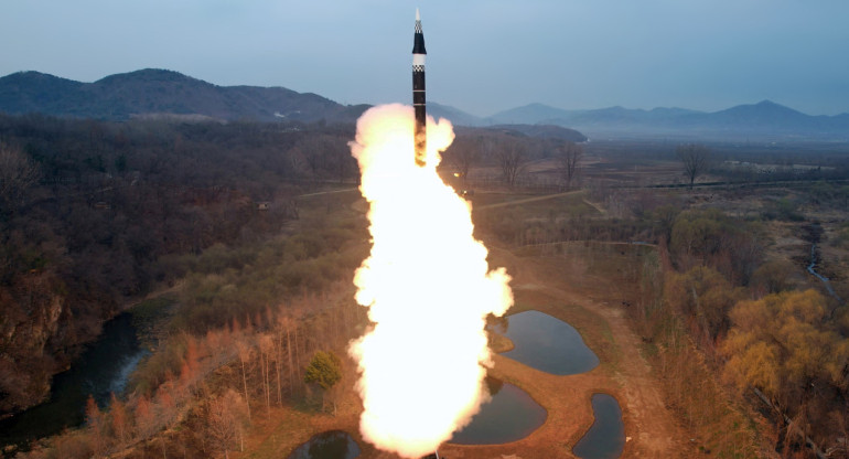 Corea del Norte lanzó un misil balístico al mar de Japón. Foto: Reuters.