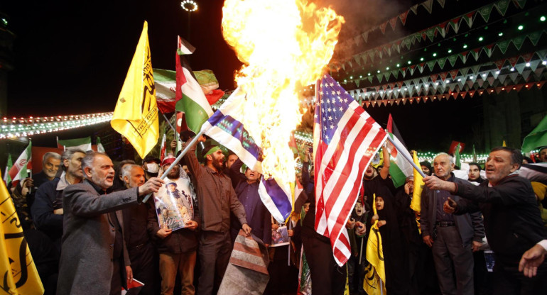 Iraníes queman banderas de Israel y Estados Unidos durante una manifestación en Teherán, Irán. Efe