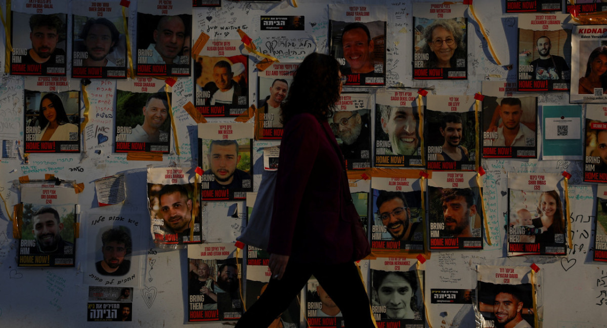 Posters de algunos de los rehenes desaparecidos. Foto: Reuters
