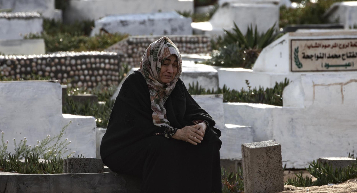 Palestinos visitan tumbas en la Franja de Gaza. Foto: EFE.