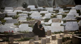 Palestinos visitan tumbas en la Franja de Gaza. Foto: EFE.