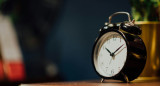 Reloj despertador alarma. Foto Unsplash.