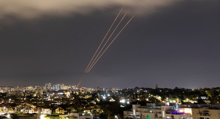 Un sistema antimisiles funciona después de que Irán lanzara drones y misiles hacia Israel. Reuters