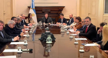 Javier Milei encabeza una reunión de Gabinete junto al Embajador de Israel, Eyal Sela. Foto: @OPRArgentina