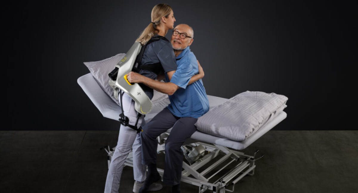 Deutschland: Krankenhauspersonal verwendet Roboteranzüge, die beim Heben von Patienten das Gewicht verteilen