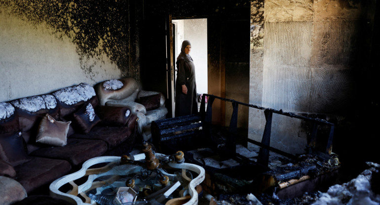 Casa destruida en Cisjordania tras ataque de colonos israelíes. Foto: Reuters.