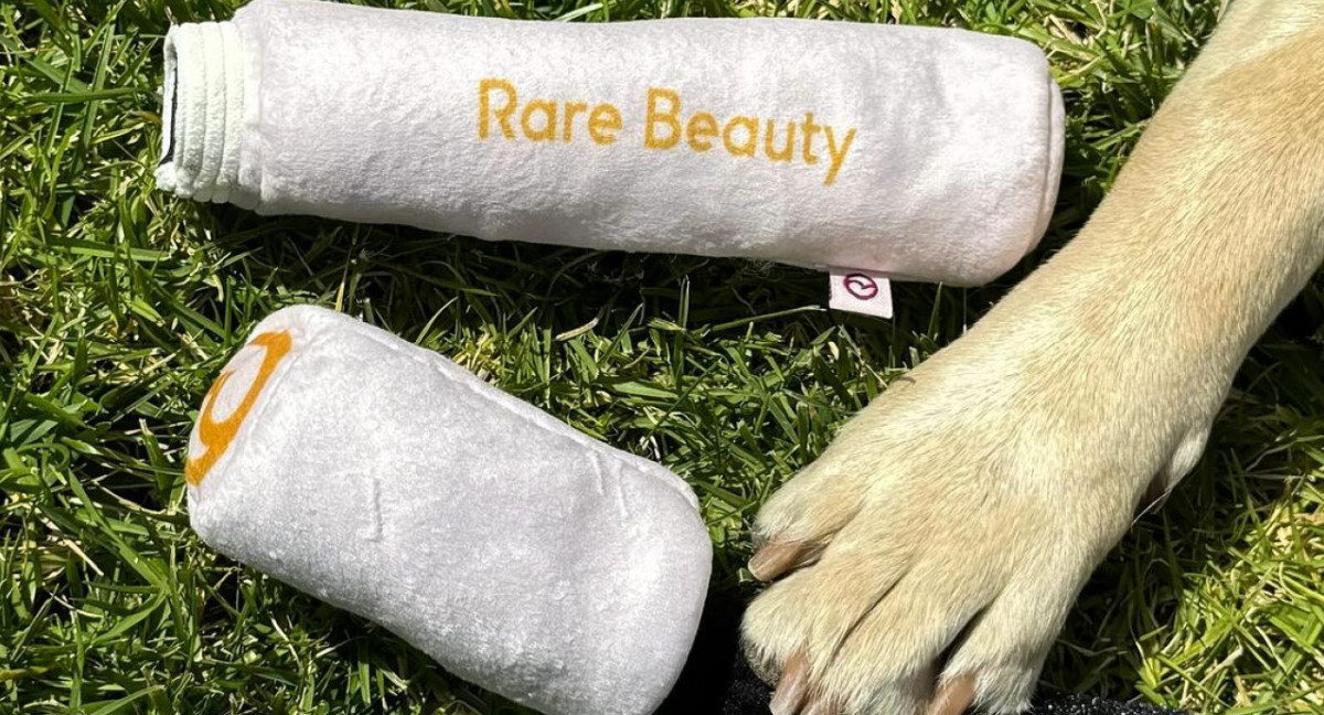 La línea de Selena Gómez lanzó productos para mascotas. Foto: Instagram/rarebeauty.