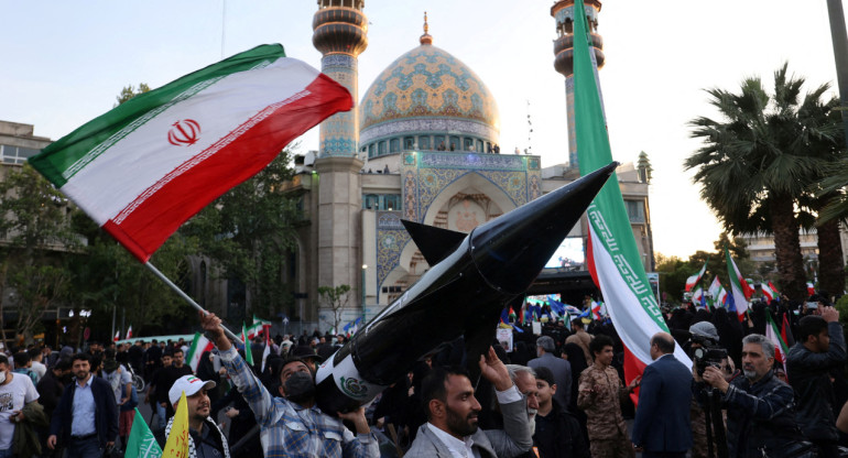 Iraníes portan un modelo de misil. Foto: Reuters