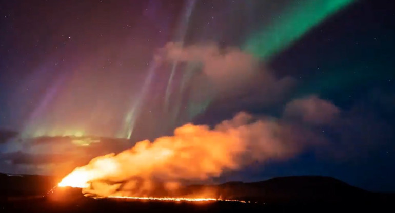 Erupción volcánica y aurora boreal en Islandia