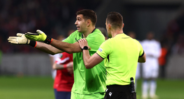 Dibu Martínez con el árbitro del duelo entre Lille y Aston Villa por la Europa League. Foto: REUTERS.