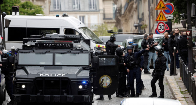 Policía de Francia en los alrededores del Consulado de Irán en París. Foto: REUTERS.