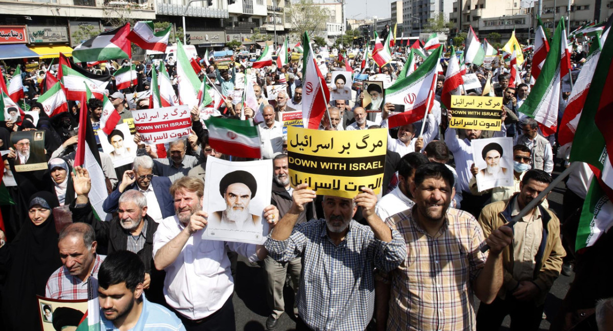 Iraníes se manifiestan contra Israel alzando retratos y banderas propias y palestinas, en Teherán, Irán. Foto: EFE