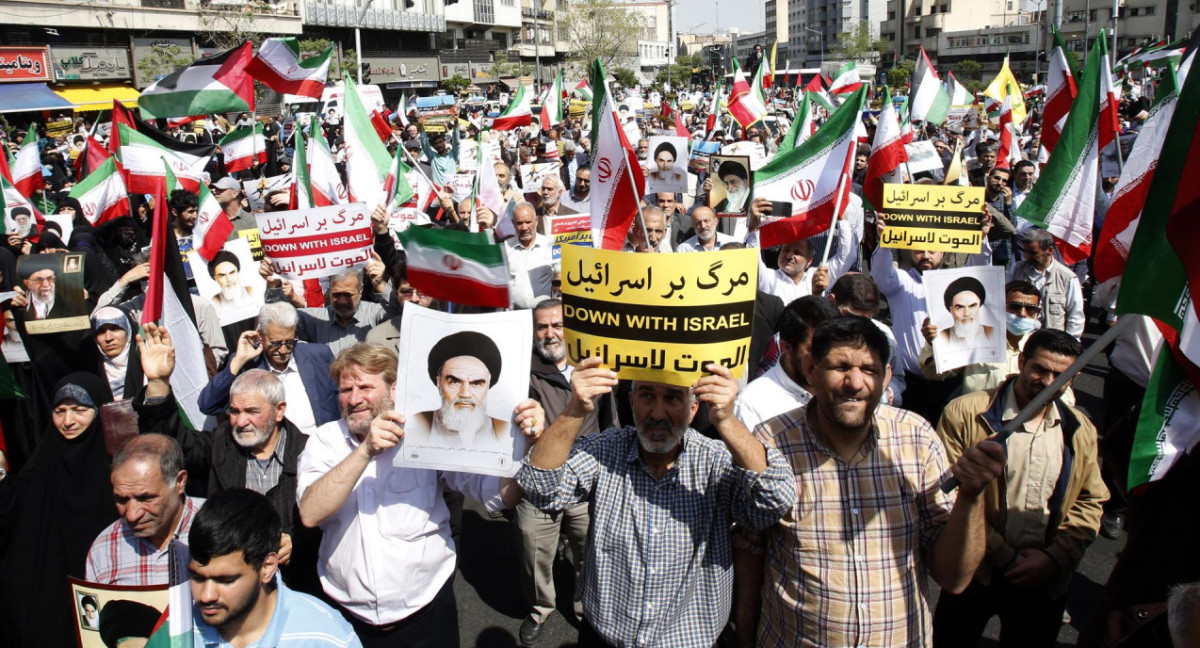Iraníes se manifiestan contra Israel alzando retratos y banderas propias y palestinas, en Teherán, Irán. Foto: EFE