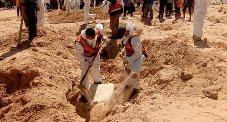 Encuentran cadáveres en una fosa común en Jan Yunis. Foto: EFE