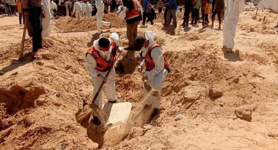 Encuentran cadáveres en una fosa común en Jan Yunis. Foto: EFE