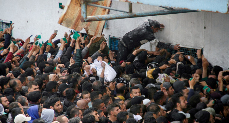 Palestinos en Rafah, al sur de Gaza, pidiendo comida. Foto: Reuters.