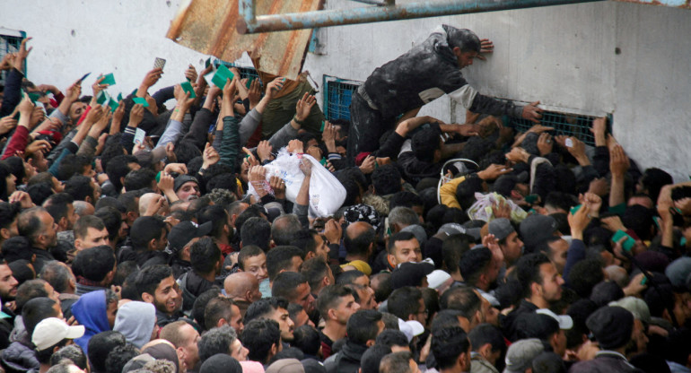 Palestinos en Rafah, al sur de Gaza, pidiendo comida. Foto: Reuters.