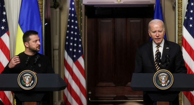 Volodimir Zelenski y Joe Biden mantuvieron una conversación telefónica. Foto: Reuters