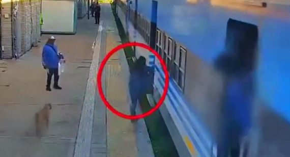 Una mujer cayó mientras el tren estaba en movimiento. Foto: captura video.