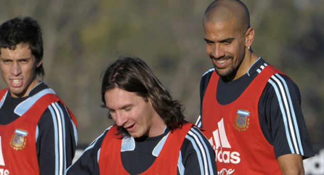 Lionel Messi y Juan Sebastián Verón. Foto: NA.