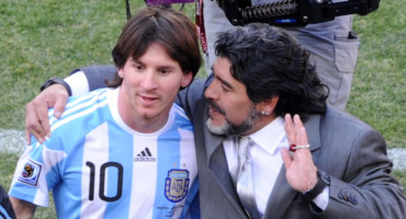 Lionel Messi y Diego Maradona en Sudáfrica 2010. Foto: NA.