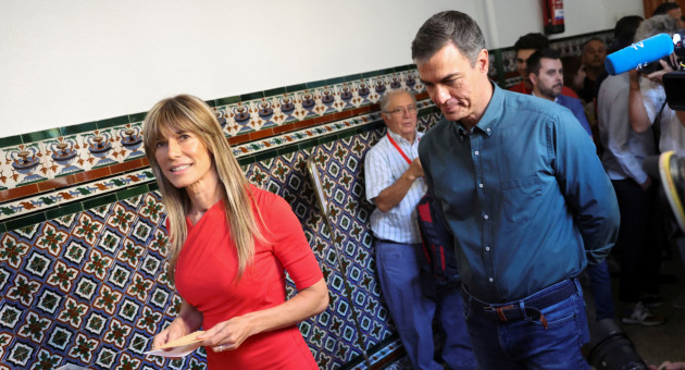 Pedro Sánchez, primer ministro de España, y su esposa, Begoña Gómez. Foto: REUTERS.