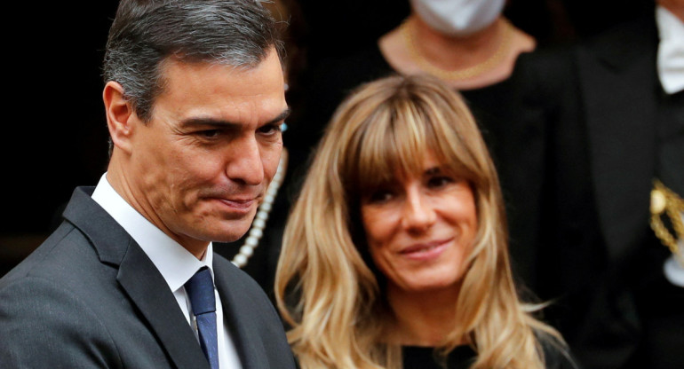 Pedro Sánchez y su esposa, Begoña Gómez. Foto: Reuters.