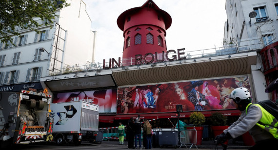 El Moulin Rouge de París perdió sus aspas. Foto: Reuters.