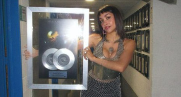 María Becerra con su doble disco de platino. Foto: Instagram.