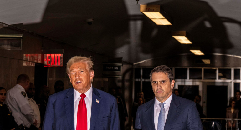 Donald Trump y su abogado, Todd Blanche. Foto: REUTERS.